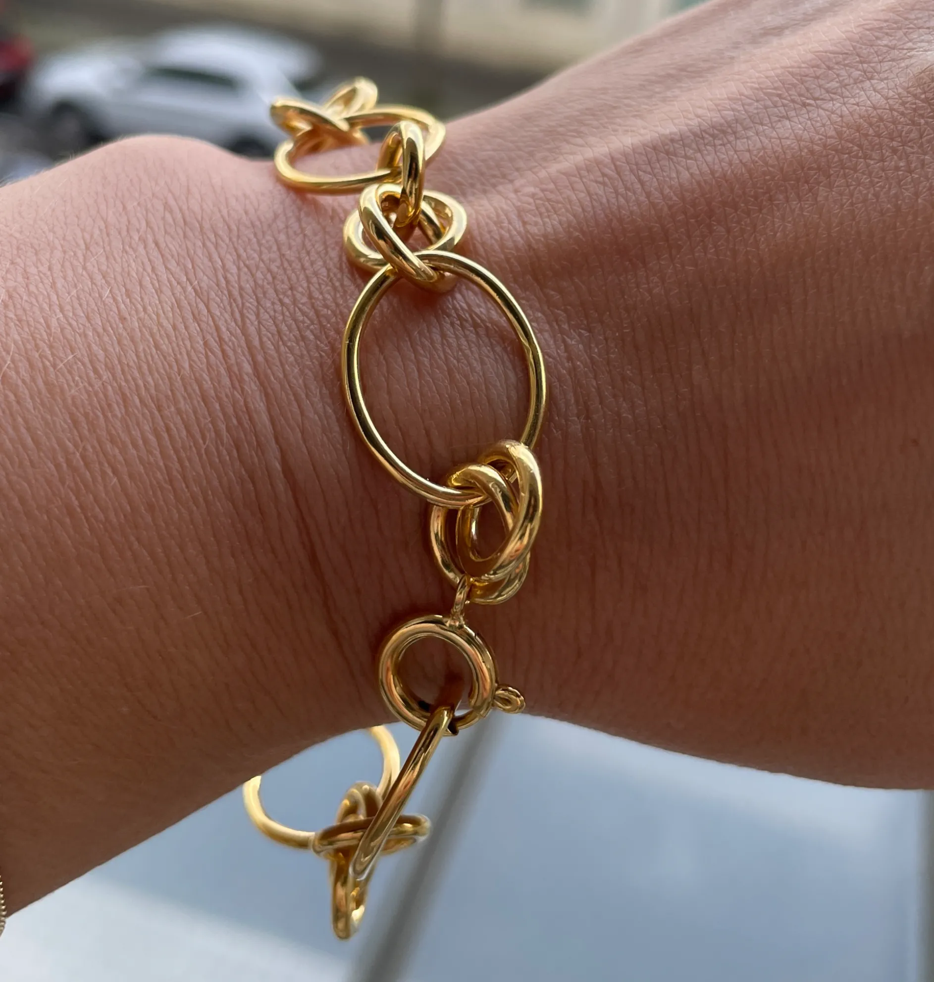 Armband connection