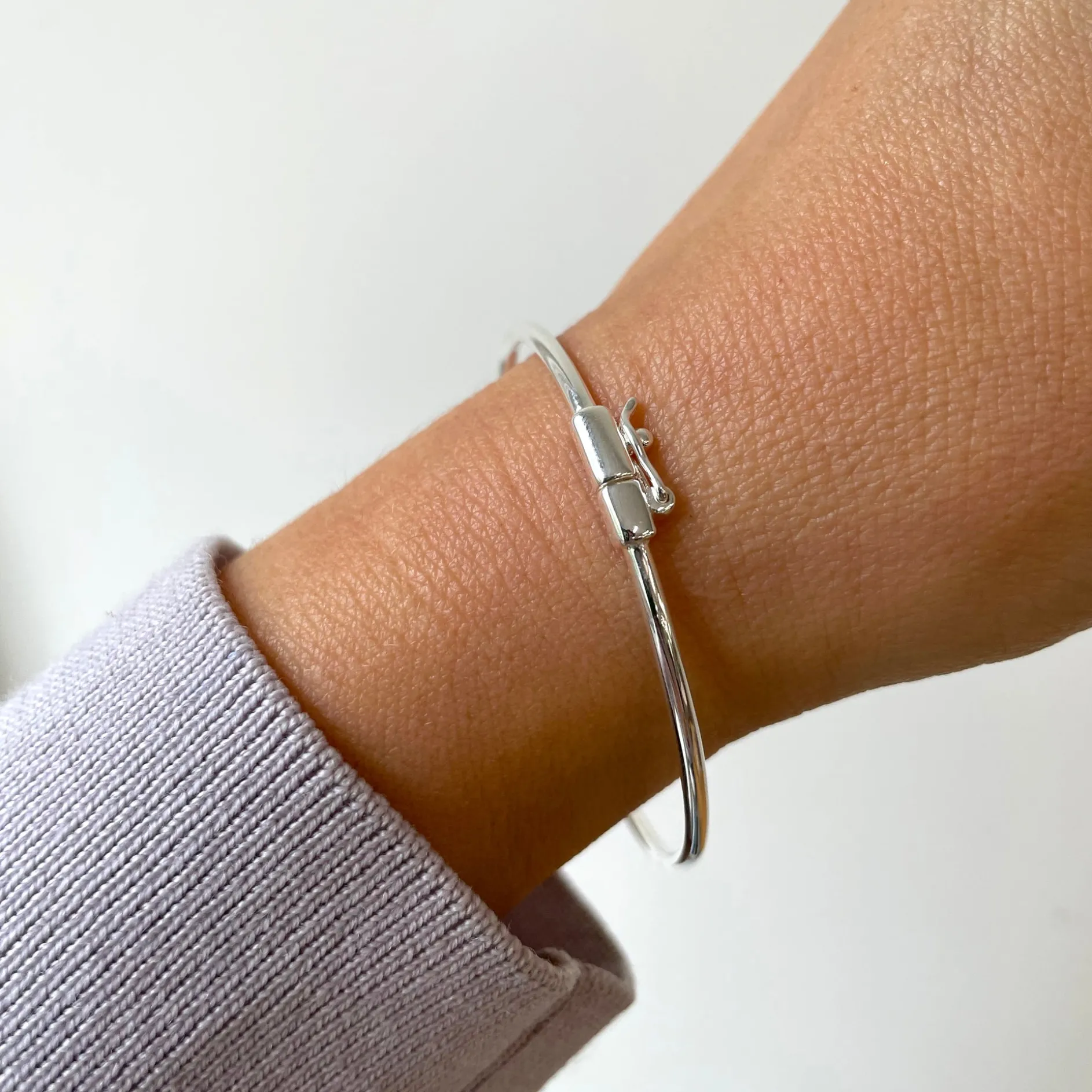 Armband hinge