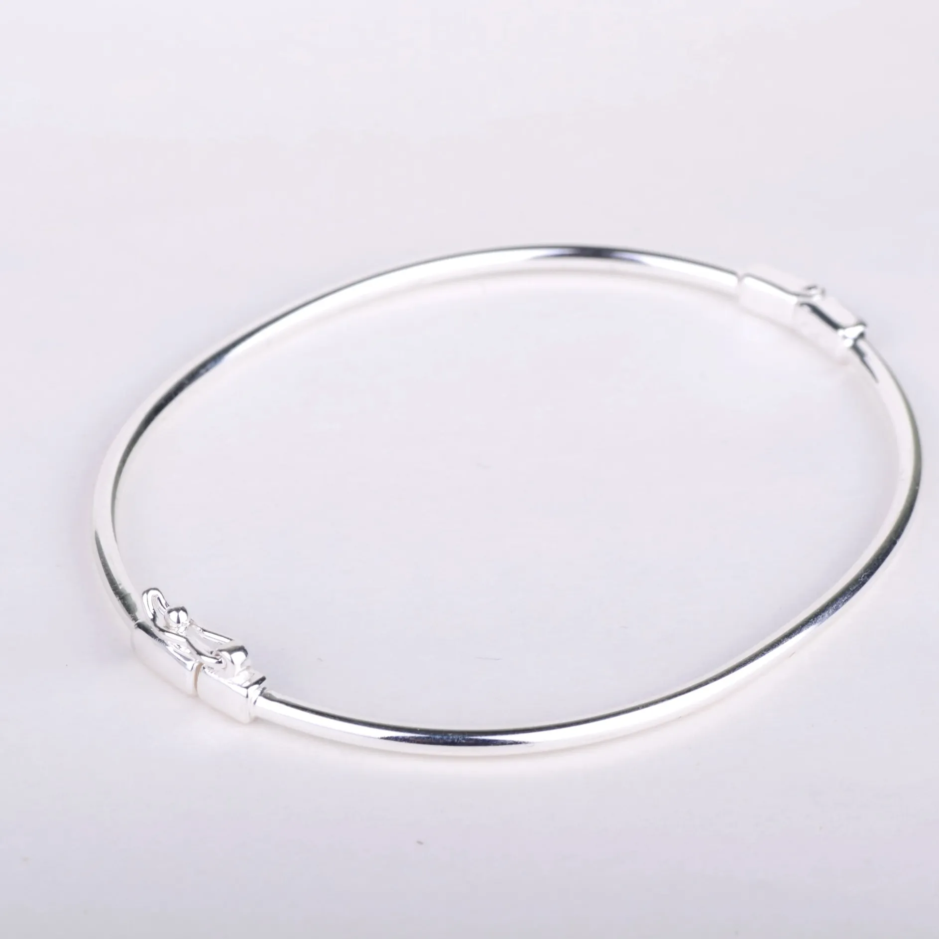 Armband hinge