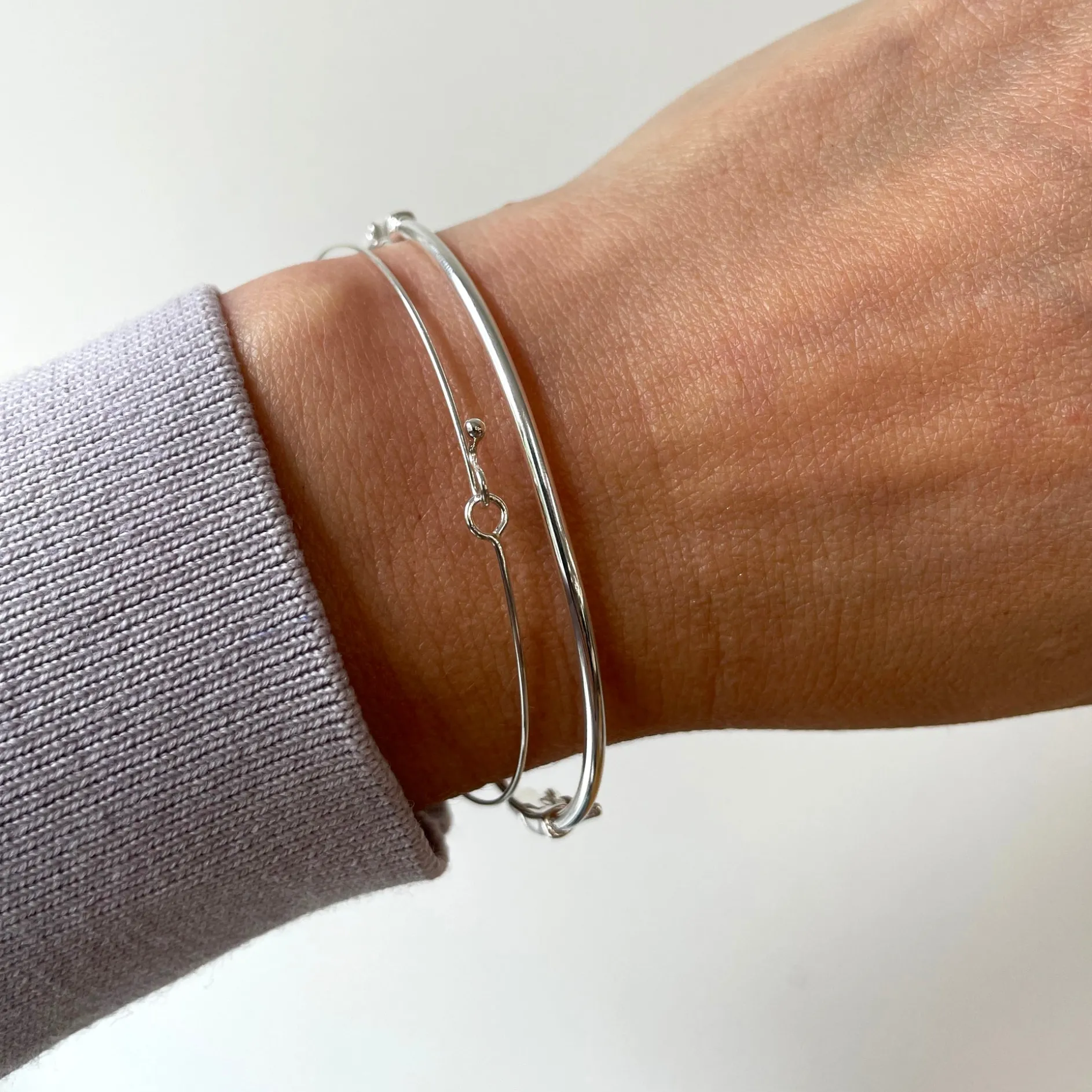 Armband hinge