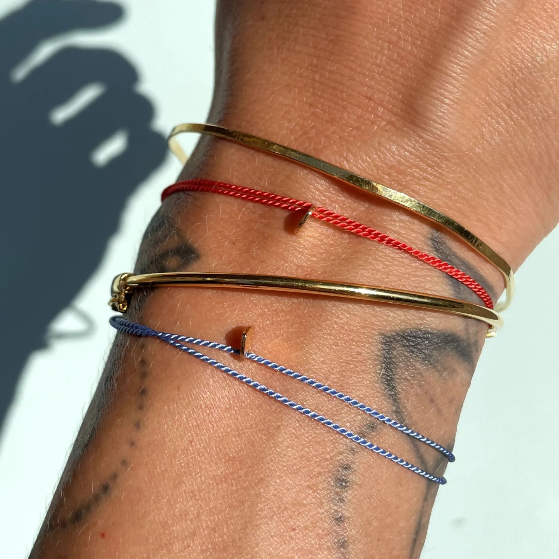 Armband hinge