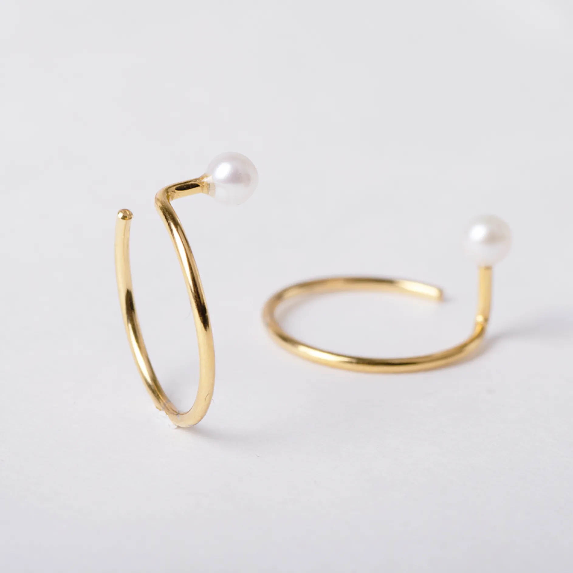 B2B Oorbellen pluto pearl