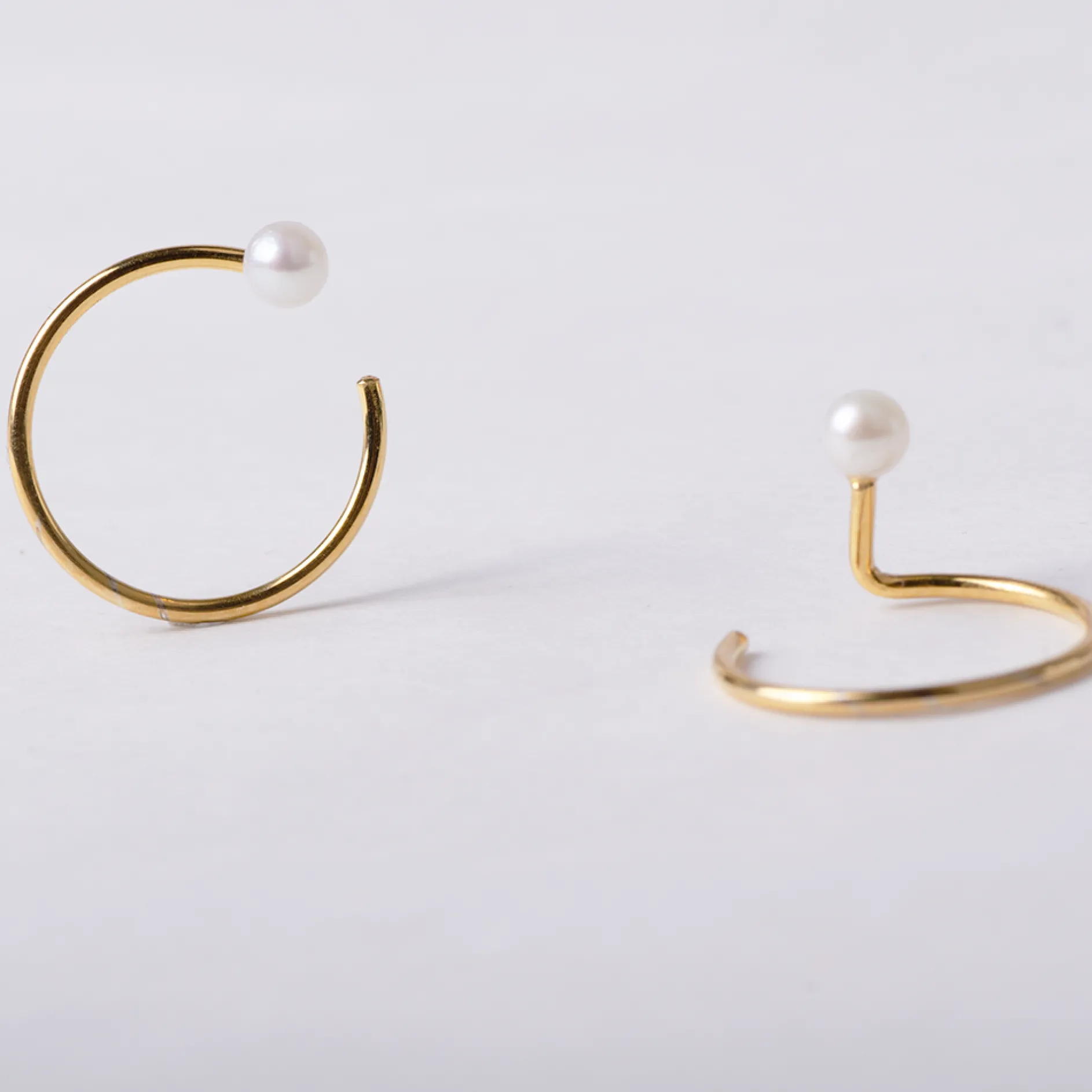 B2B Oorbellen pluto pearl