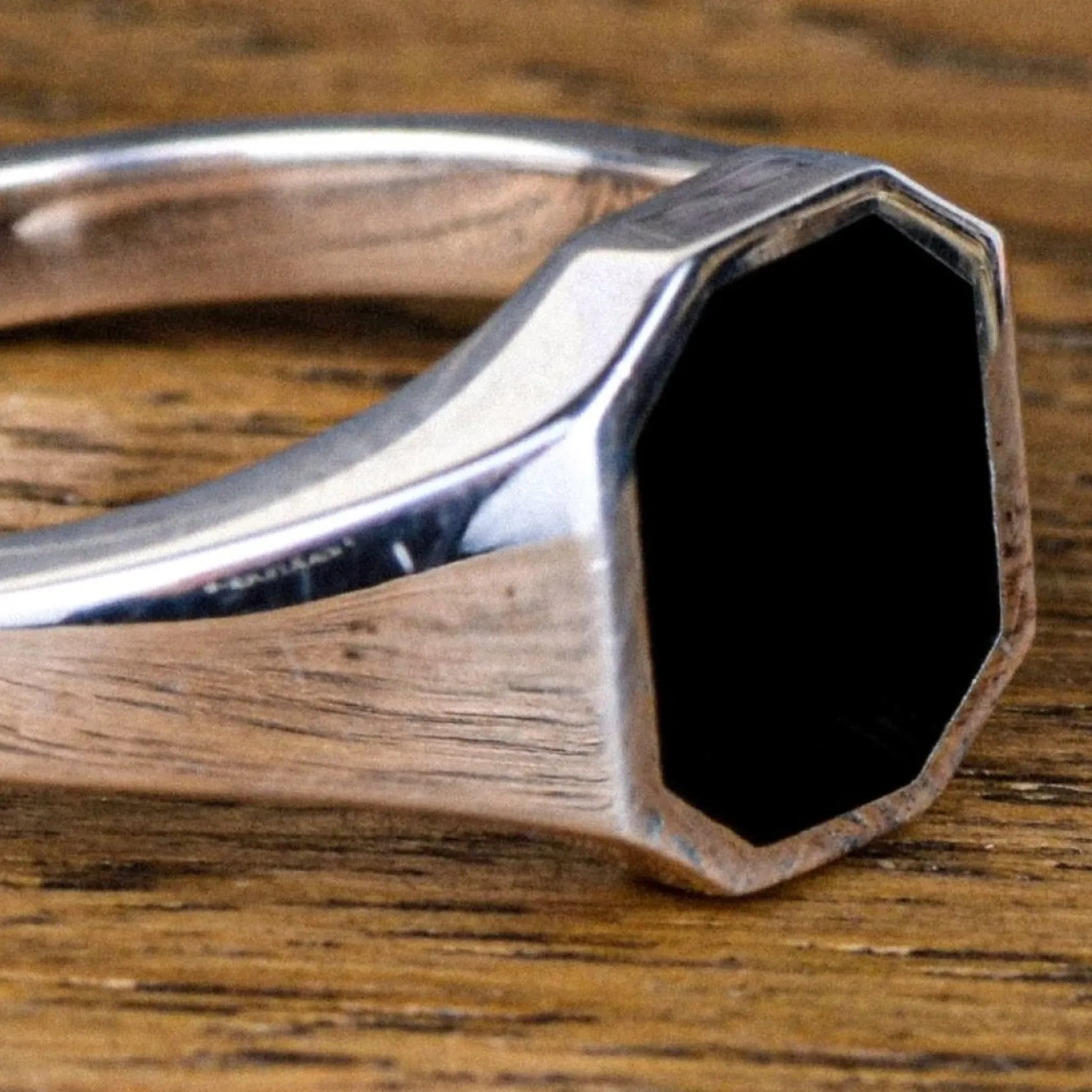 B2B Ring raven