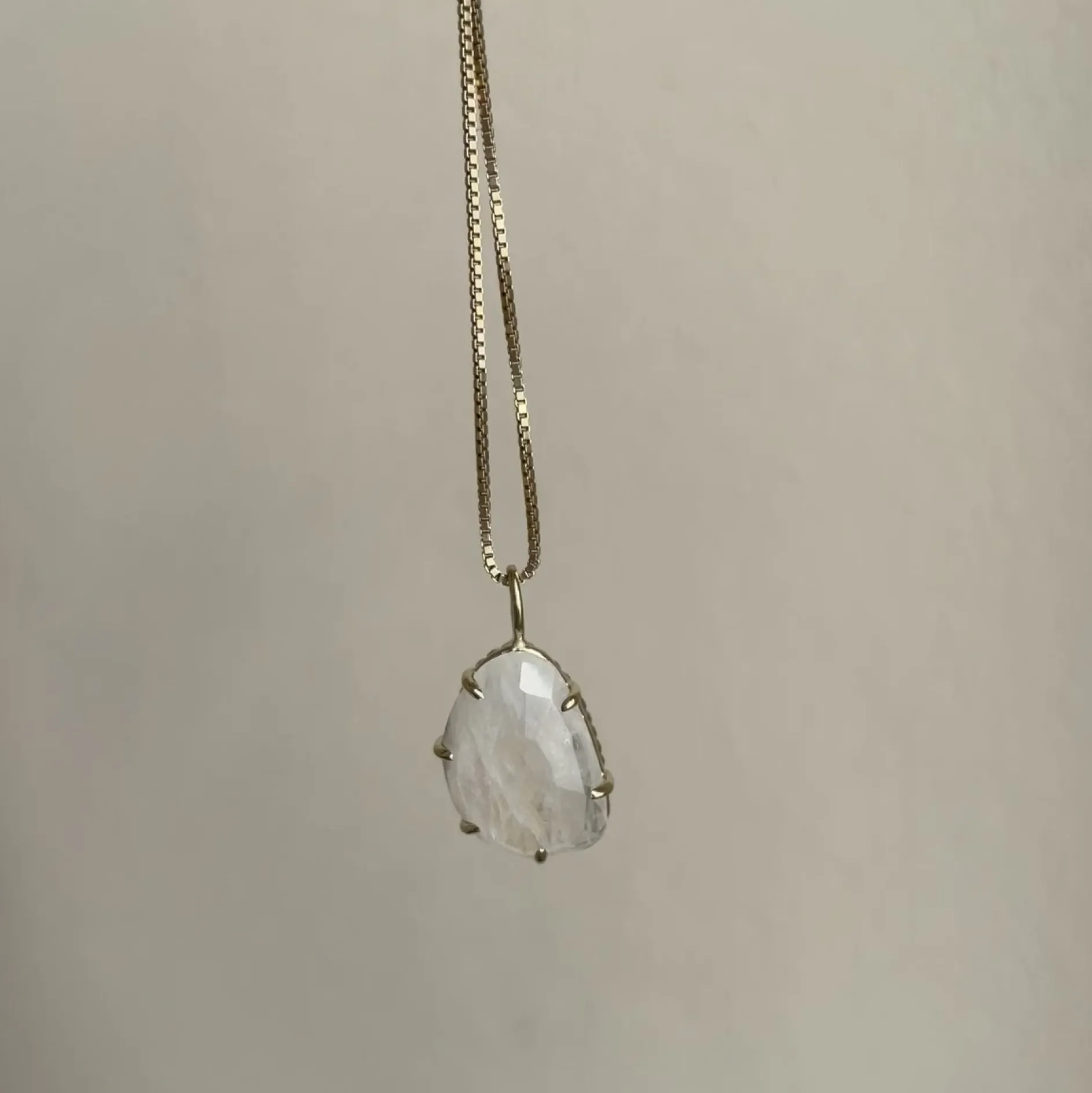 Hanger 14k moonlight