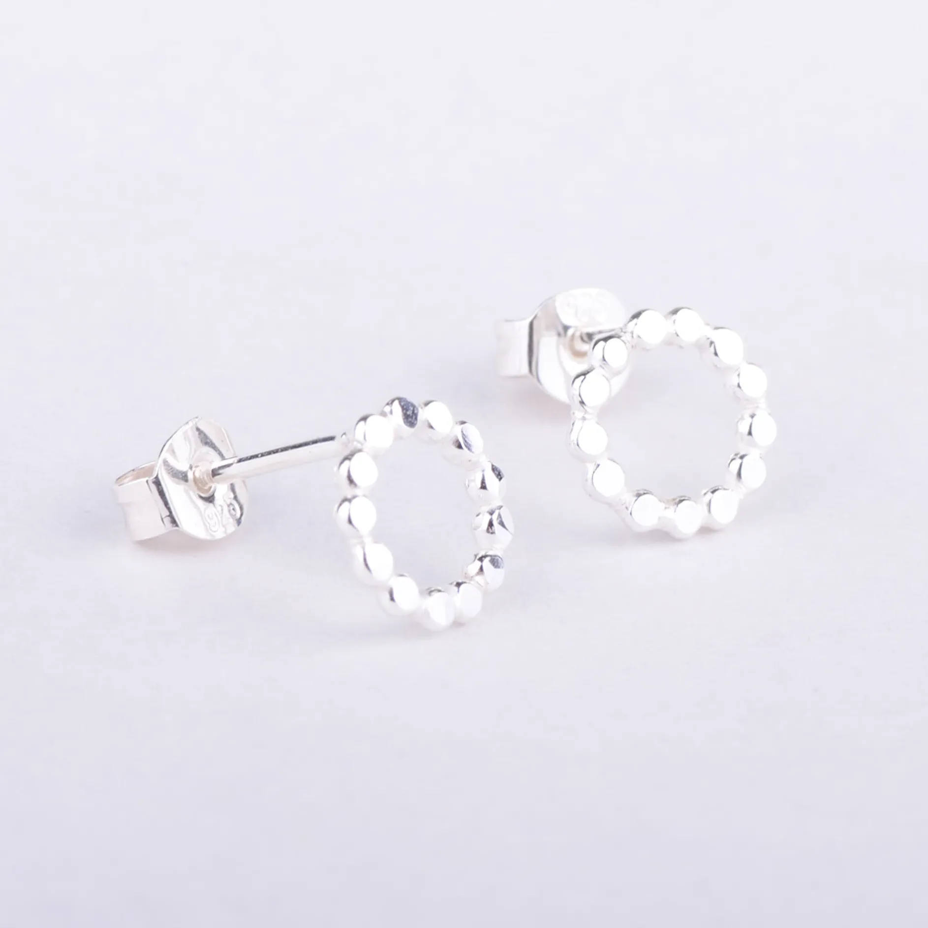 Oorbellen flat pearl small