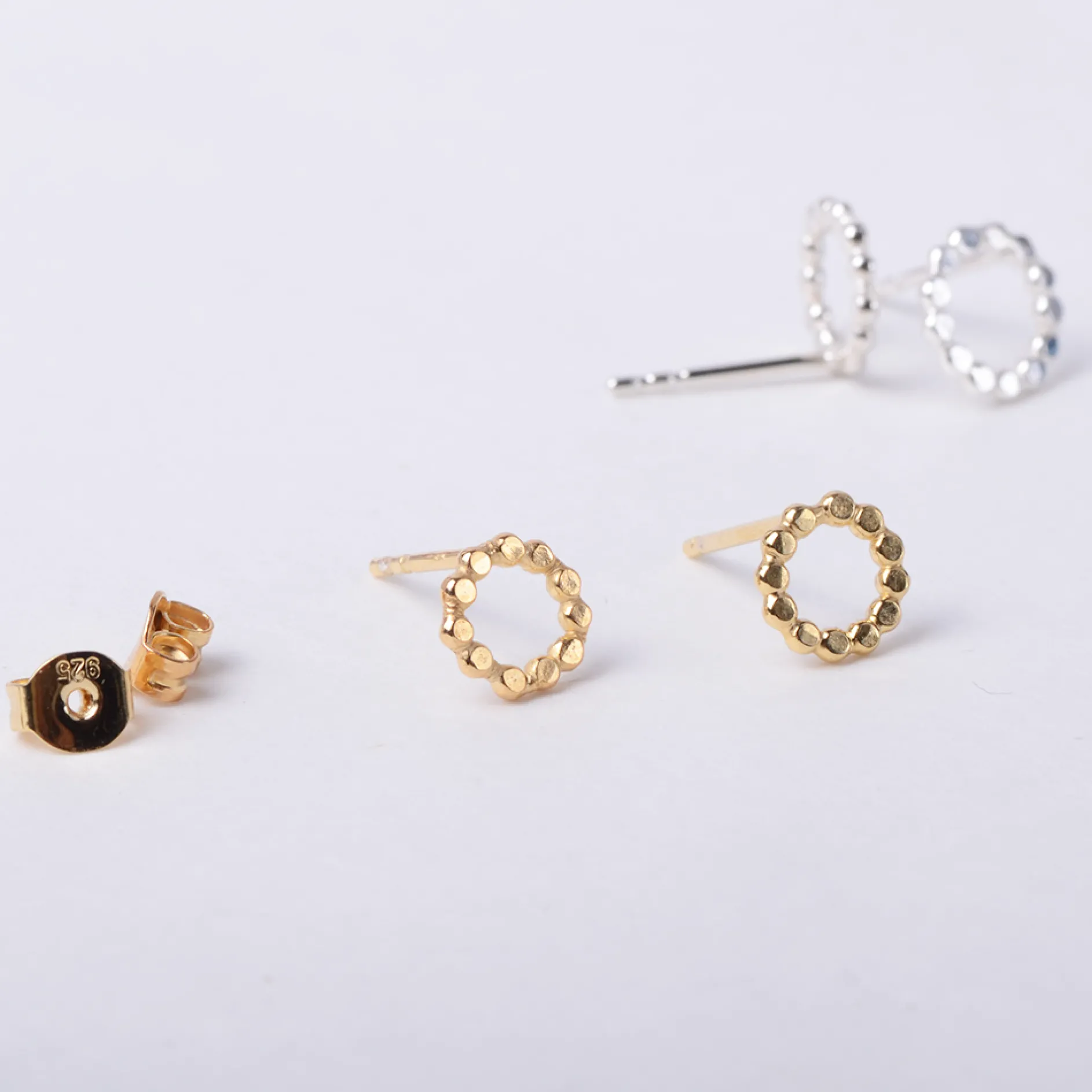Oorbellen flat pearl small