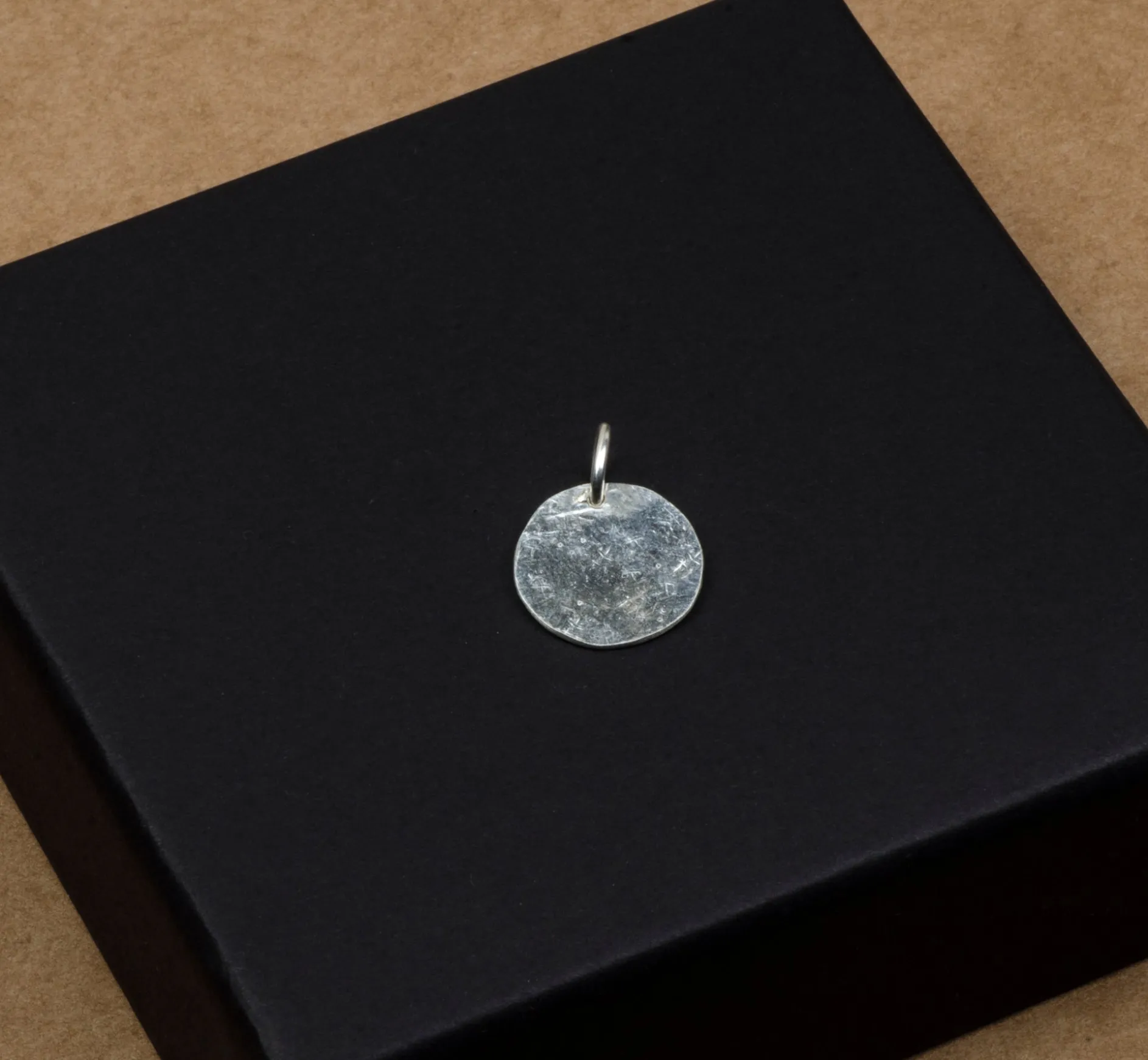 Pendant round